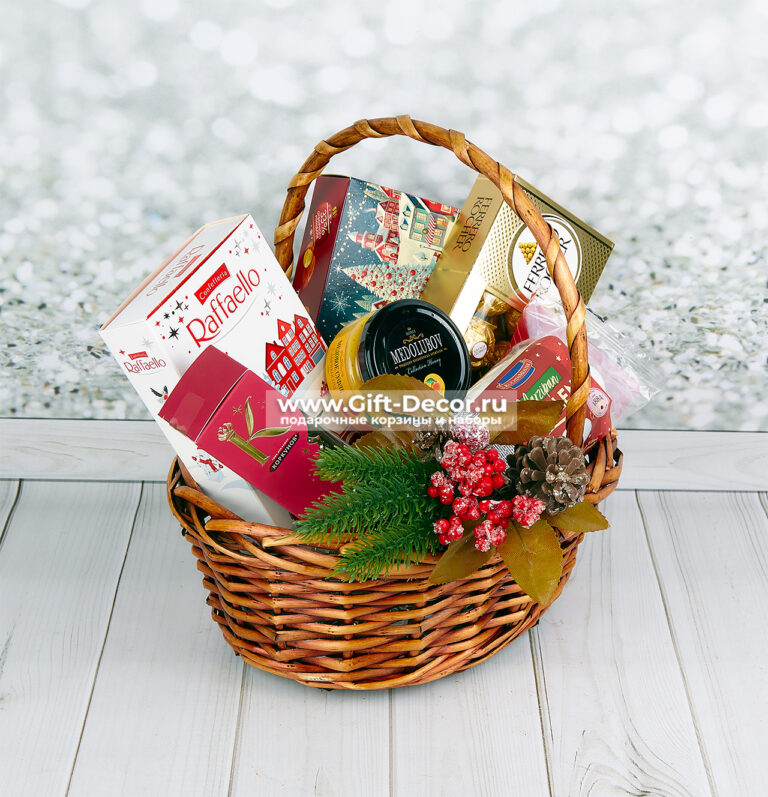 Подарочная корзина «Сладкое Новогодье» с конфетами и штолленом Подарочная корзина «Сладкое Новогодье» с конфетами и штолленом
