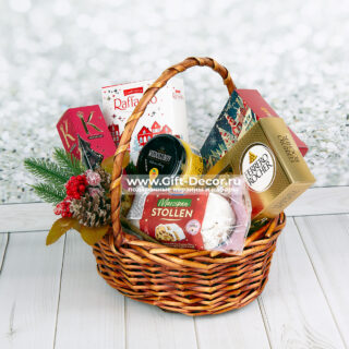 Подарочная корзина «Сладкое Новогодье» с конфетами и штолленом Подарочная корзина «Сладкое Новогодье» с конфетами и штолленом
