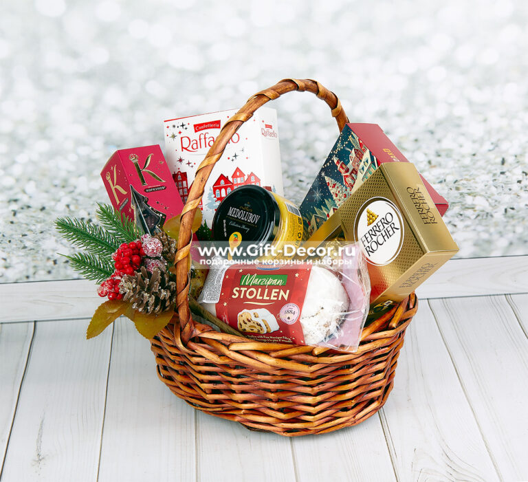 Подарочная корзина «Сладкое Новогодье» с конфетами и штолленом Подарочная корзина «Сладкое Новогодье» с конфетами и штолленом