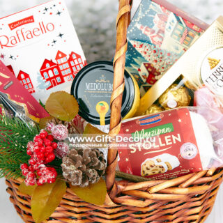 Подарочная корзина «Сладкое Новогодье» с конфетами и штолленом Подарочная корзина «Сладкое Новогодье» с конфетами и штолленом