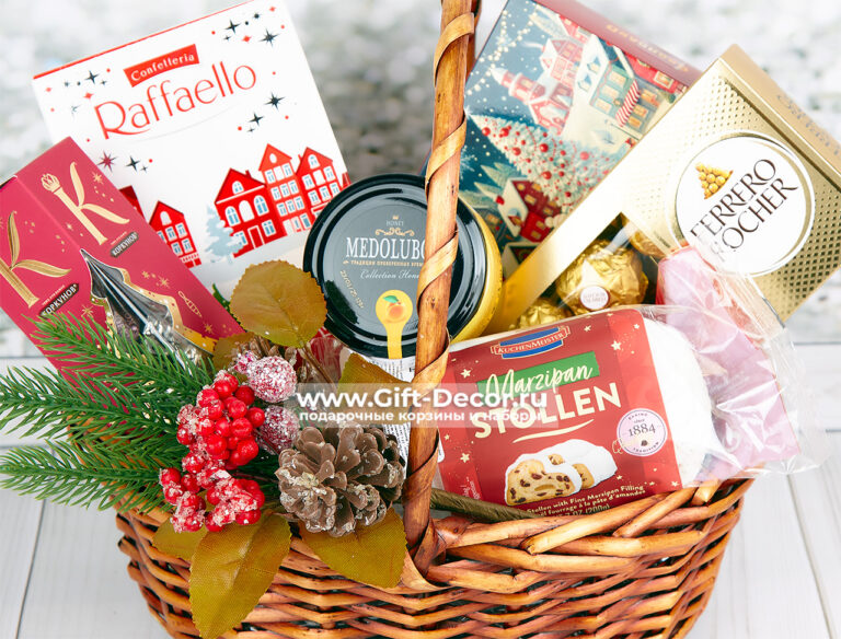 Подарочная корзина «Сладкое Новогодье» с конфетами и штолленом Подарочная корзина «Сладкое Новогодье» с конфетами и штолленом