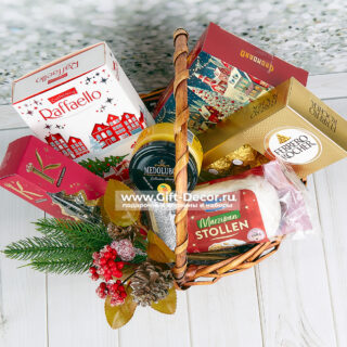 Подарочная корзина «Сладкое Новогодье» с конфетами и штолленом Подарочная корзина «Сладкое Новогодье» с конфетами и штолленом