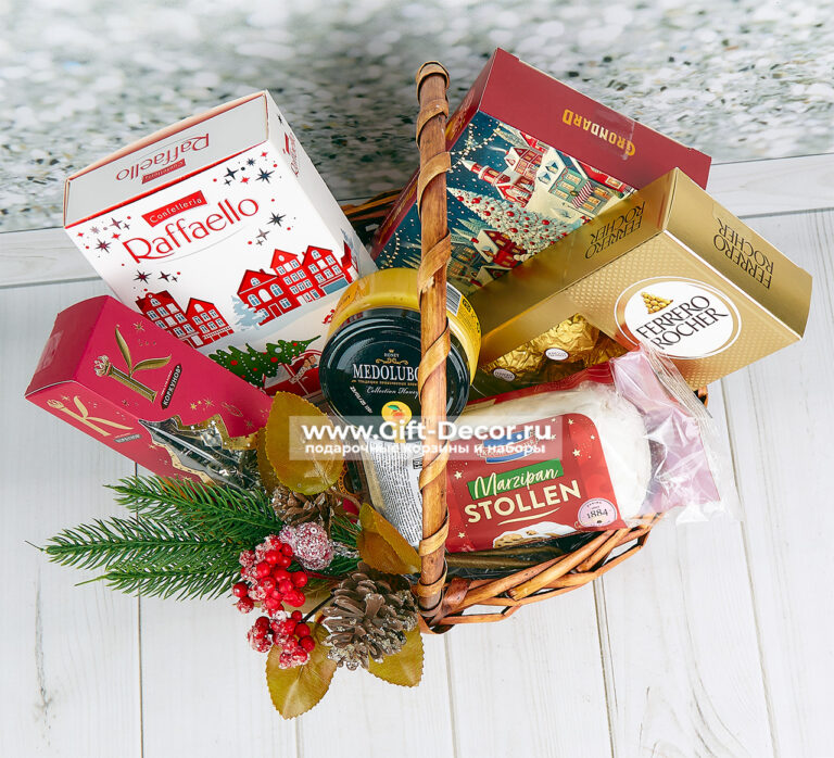 Подарочная корзина «Сладкое Новогодье» с конфетами и штолленом Подарочная корзина «Сладкое Новогодье» с конфетами и штолленом