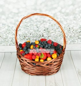 Ягодная корзина Микс с клубникой, голубикой, малиной, ежевикой и физалисом в упаковке с бантом