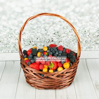 Ягодная корзина Микс с клубникой, голубикой, малиной, ежевикой и физалисом в упаковке с бантом