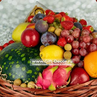 Фруктовая корзина «С арбузом» Фруктовая корзина «С арбузом»