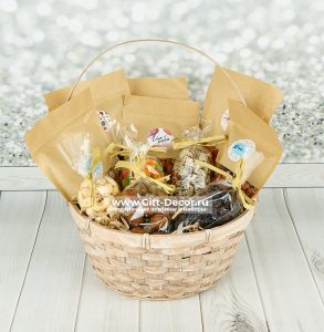 Корзина из орехов и сухофруктов «Осенний дар»