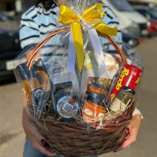 Подарочная корзина с греческими продуктам